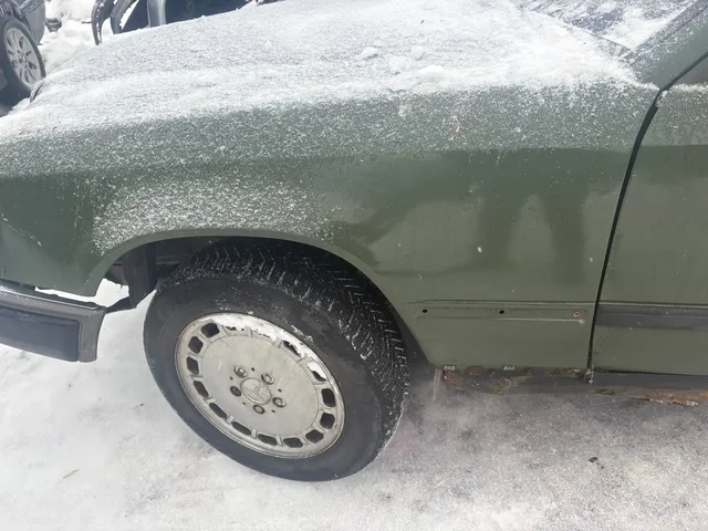 Продажа автозапчастей: передние крылья и левая дверь - Аккумуляторы в Калининград