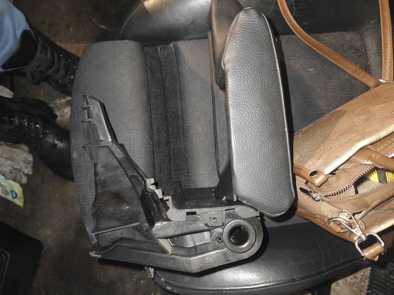 Продажа запчастей для BMW: коробка передач Getrag 221, руль, приборная панель - Автозапчасти для BMW (Запчасти) в Калининград