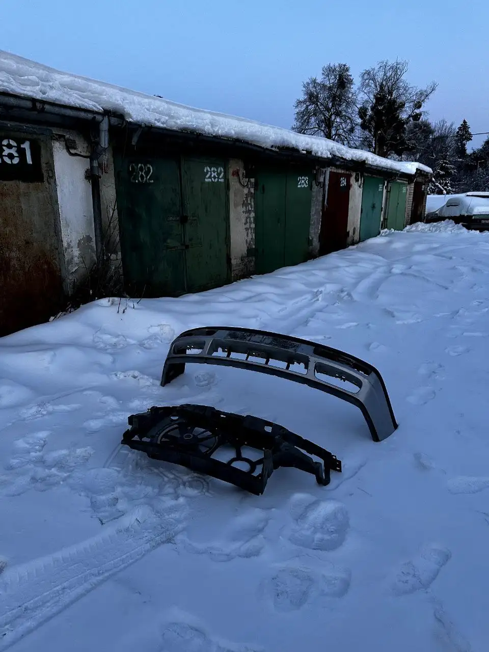 Передний бампер Vento/Golf 3 с дефектом крепления - Кузовные детали (Запчасти) в Калининград
