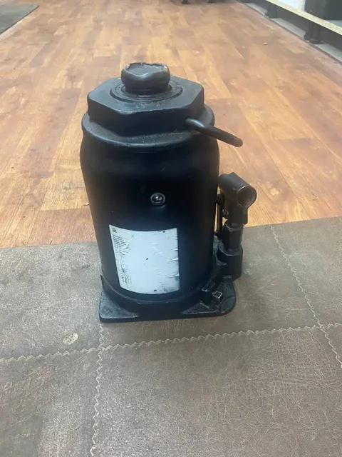 Продам домкрат грузоподъёмностью до 15 тонн - Универсал в Калининград