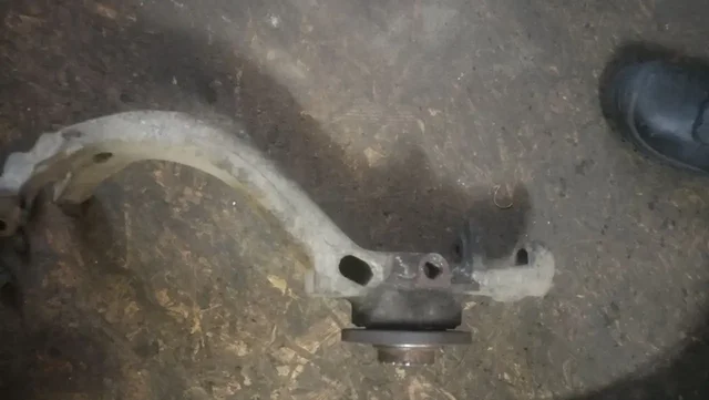 Продам поворотный кулак Audi A6 C5 и амортизаторы передние Renault Duster - Автомасла и жидкости в Калининград