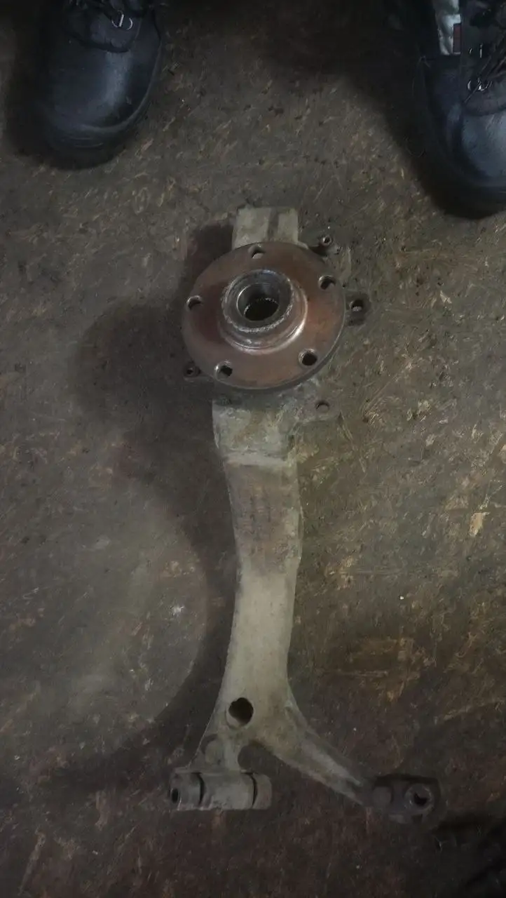 Продам поворотный кулак Audi A6 C5 и амортизаторы передние Renault Duster - Запчасти в Калининград