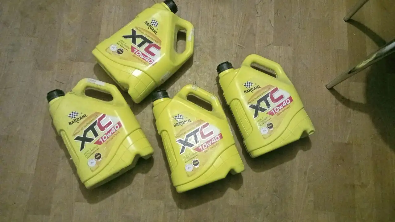 Продажа масла полусинтетического 10W-40 - Автомасла и жидкости (Запчасти) в Калининград