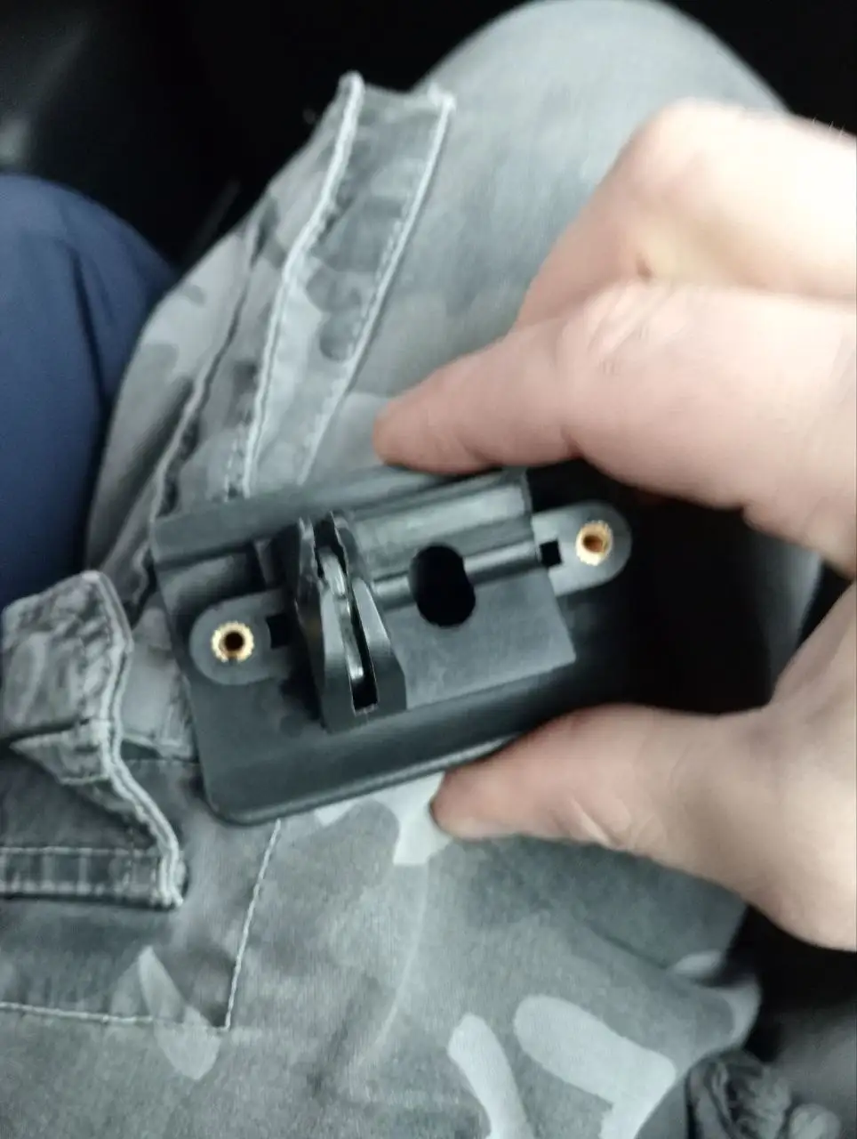 Куплю ручку от бардачка на Opel Antara - Автозапчасти (Запчасти) в Калининград