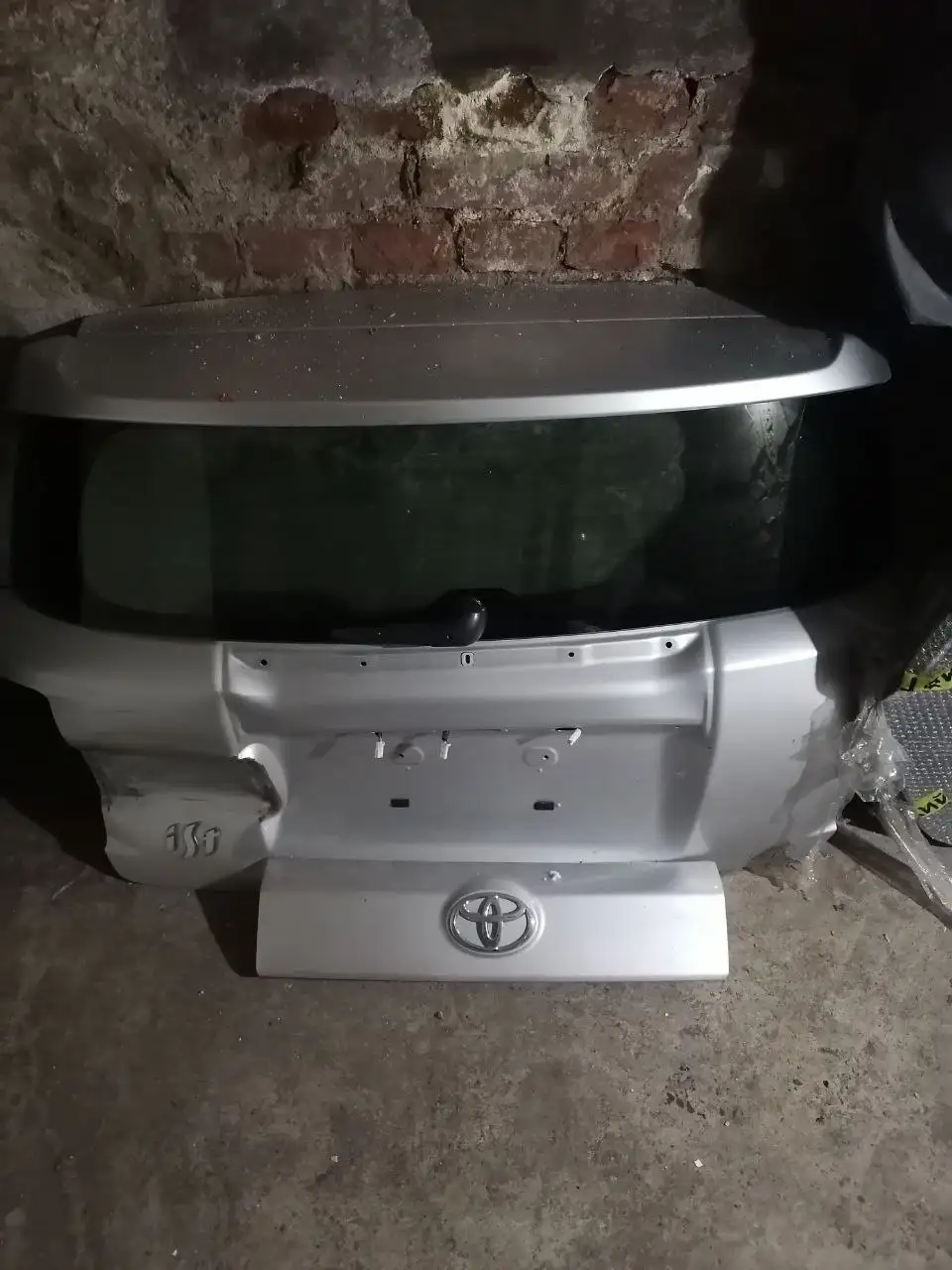 Продам крышку багажника на TOYOTA IST II поколения - Кузовные детали (Запчасти) в Калининград