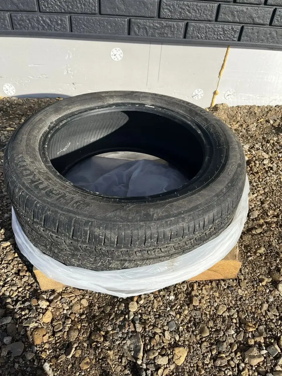 Комплект летних шин 225/55/17 с заплаткой - Шины и диски (Запчасти) в Уфа