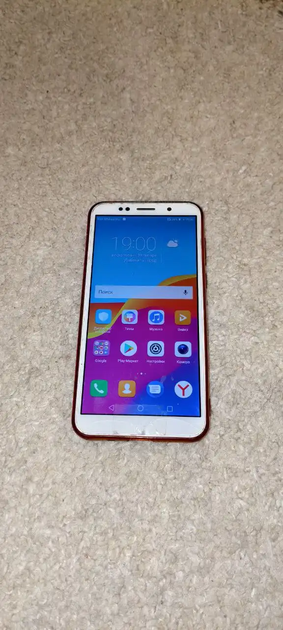 Смартфон Honor 7a с трещиной на стекле