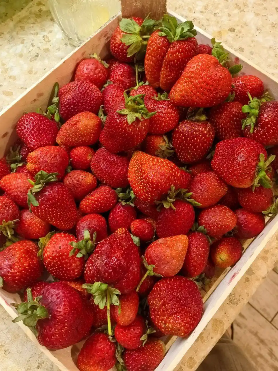 Свежезамороженные ягоды и свежая зелень