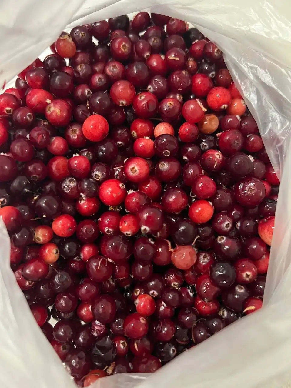 Свежезамороженные ягоды и свежая зелень