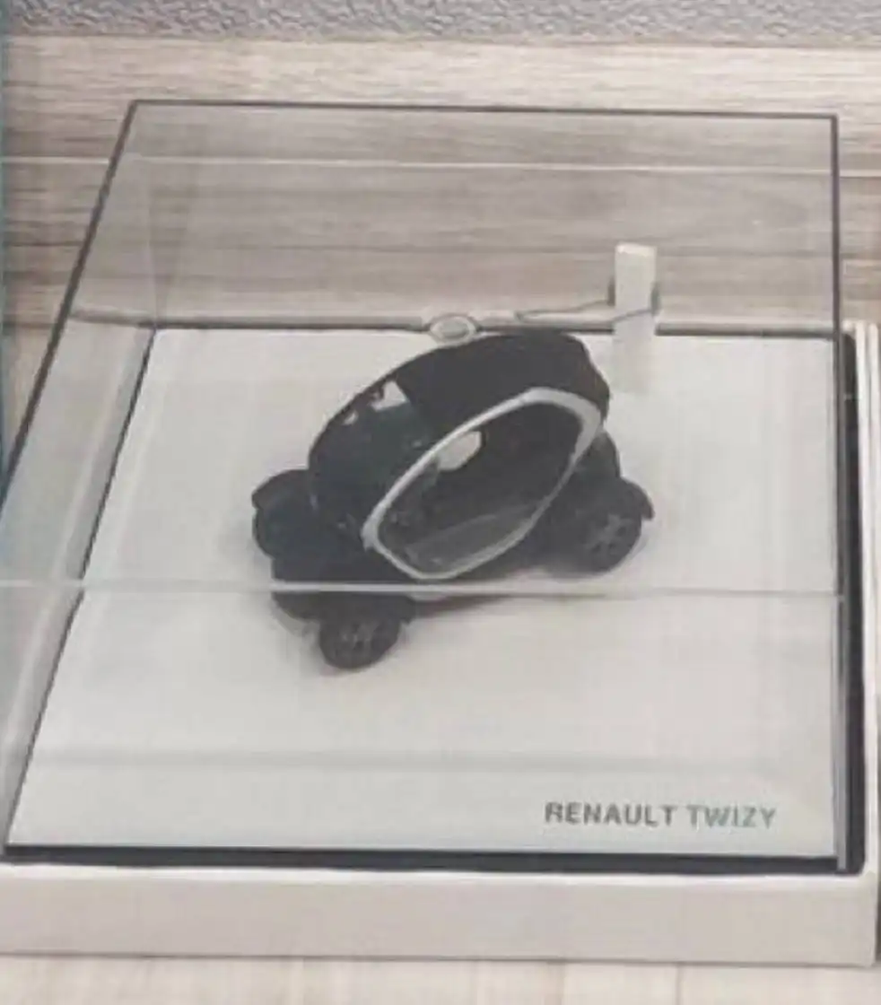 Коллекционная машинка Renault 1:43