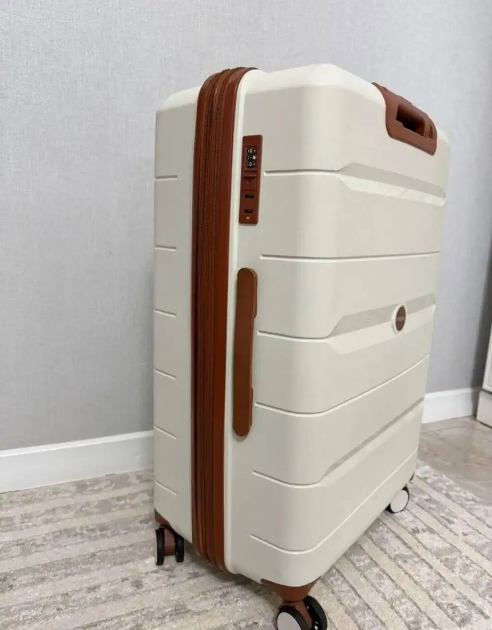 Бежевый чемодан 92 литра в отличном состоянии - Сумки и чемоданы (Барахолка) в Балашиха