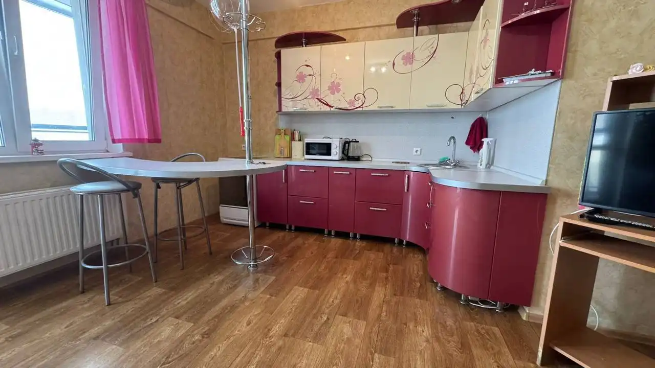 Студия на Максимова 37Б