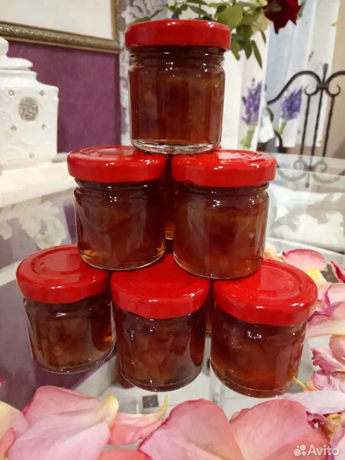 Чайный набор с ароматным вареньем из лепестков роз