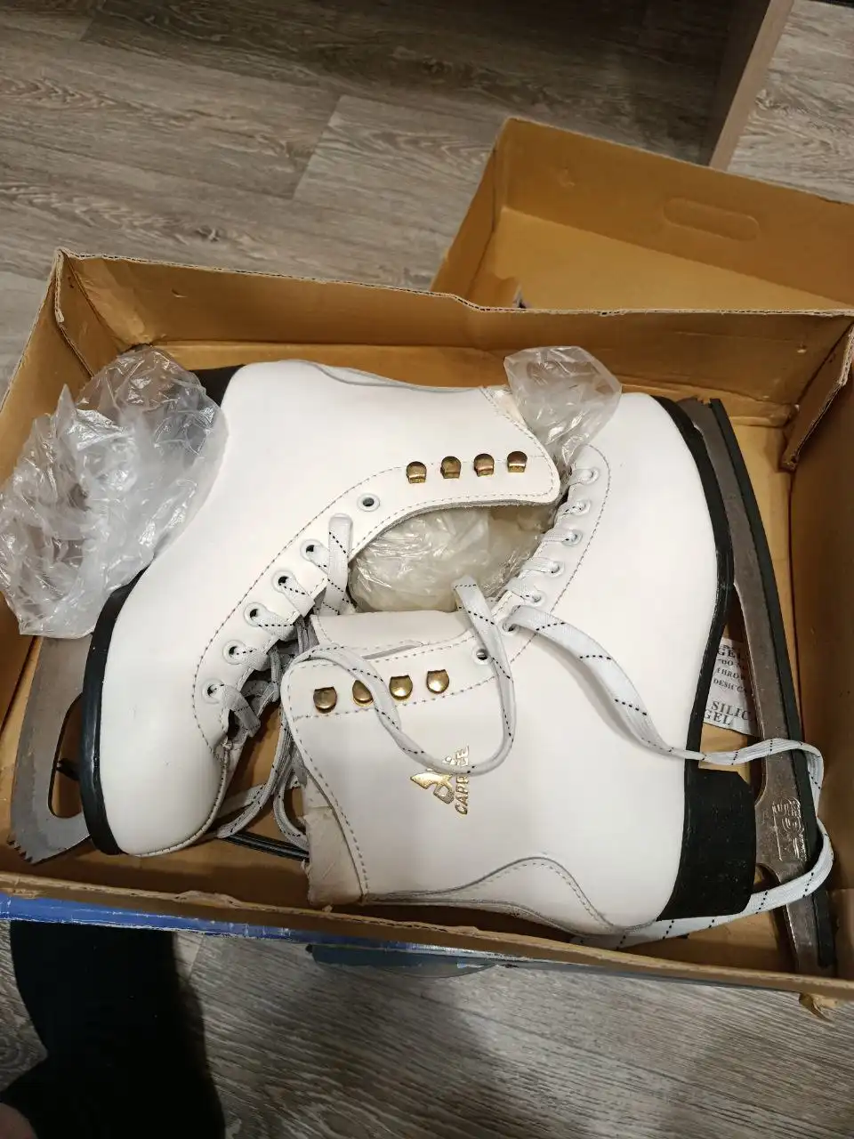 Продажа коньков женских и хоккейных - Спортивный инвентарь (Хобби и отдых) в Нежинка