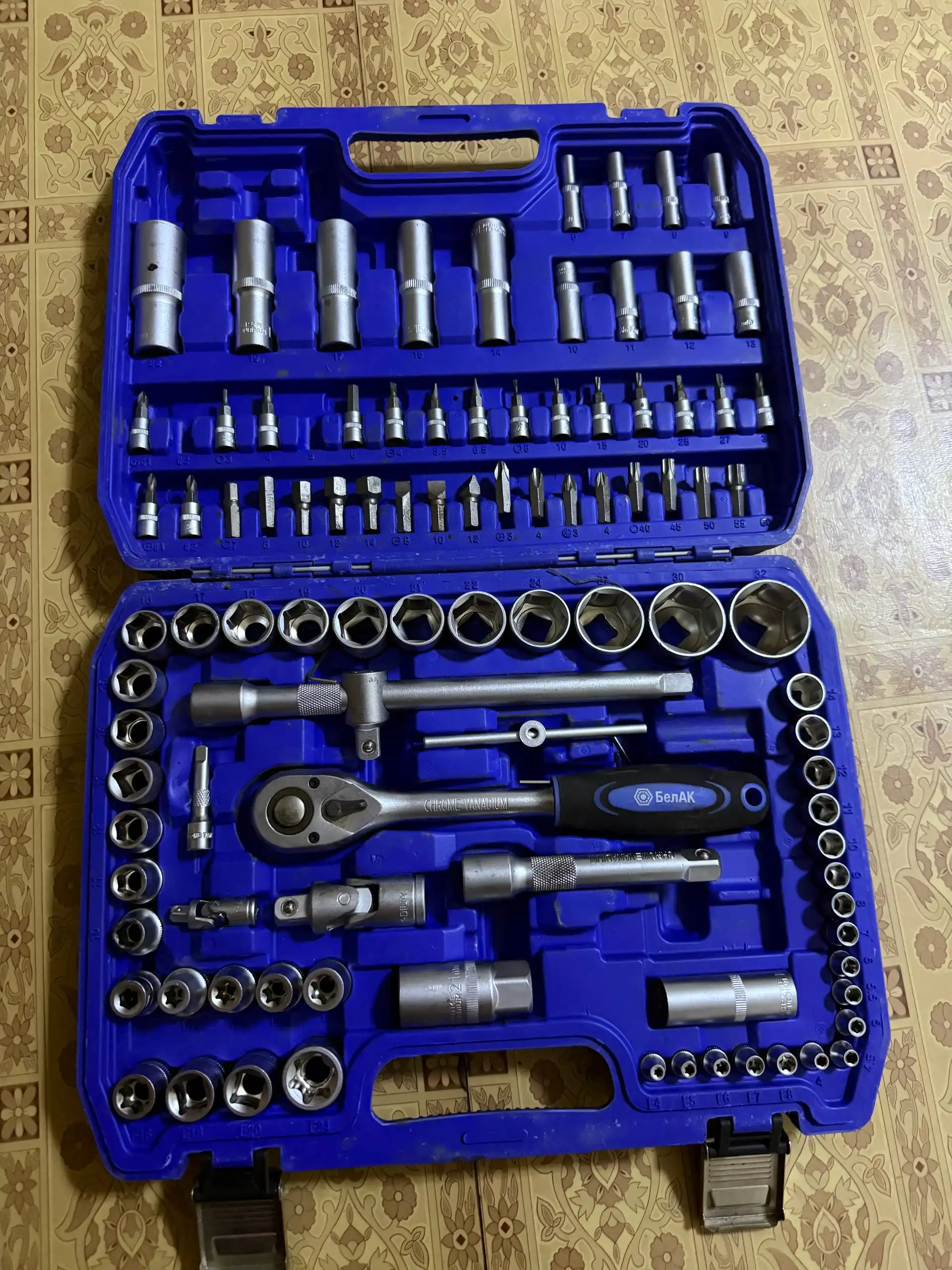 Зарядка и ящик ключей на авторынке Магнитогорска