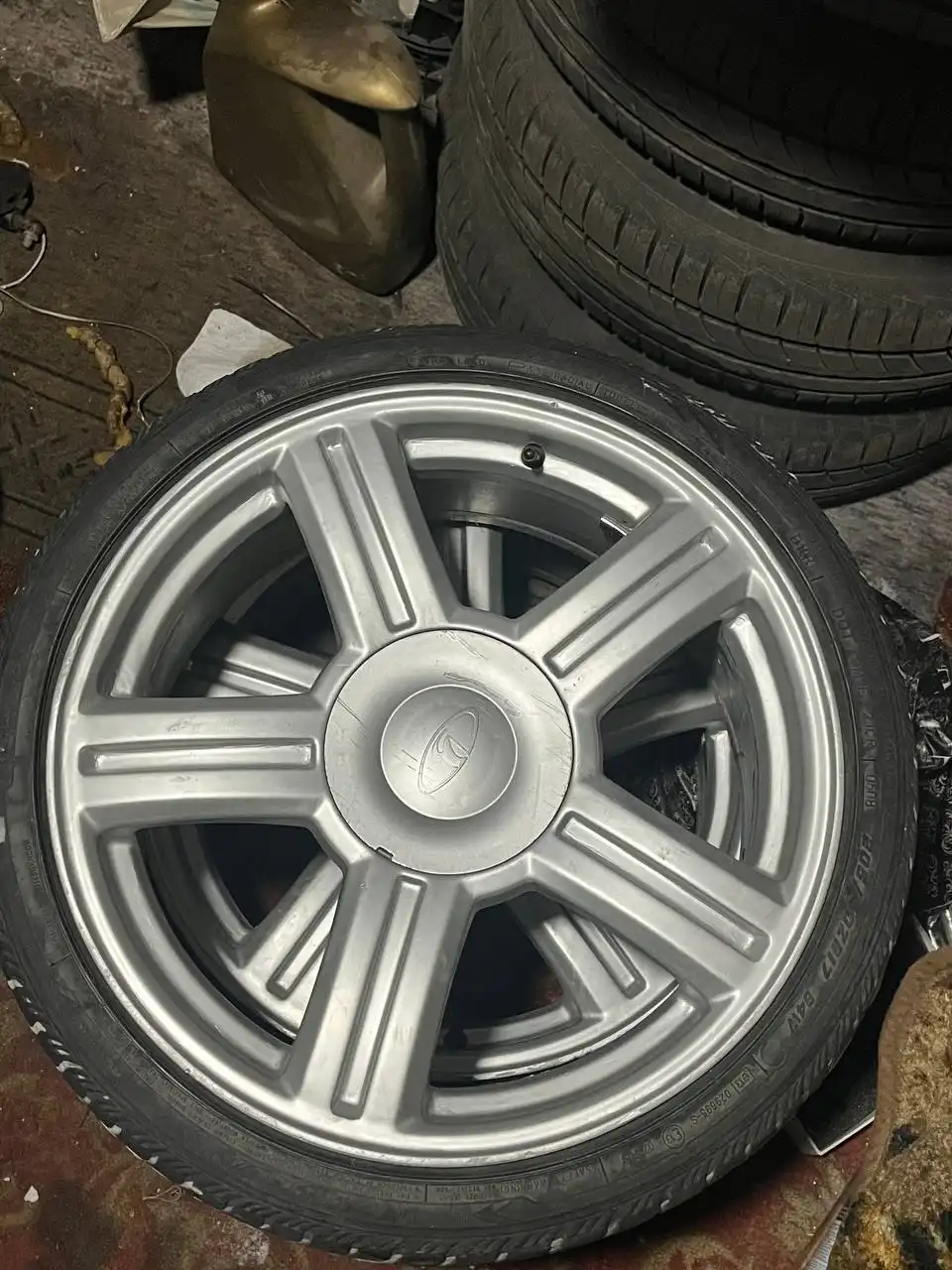 Продажа торусов R17 205/40 с двумя новыми покрышками - Запчасти (Авто) в Магнитогорск