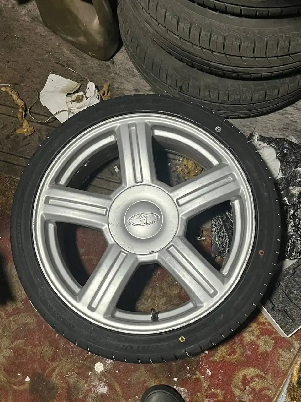 Продажа торусов R17 205/40 с двумя новыми покрышками - Запчасти (Авто) в Магнитогорск