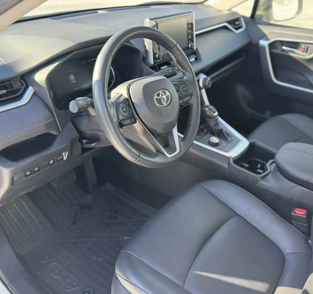 Продам Toyota RAV4 2022 года - Легковые автомобили (Авто) в Магнитогорск