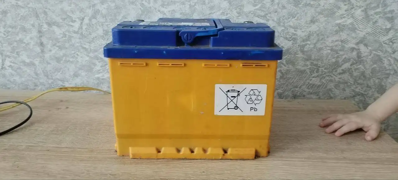 Продам аккумулятор срочно - Запчасти (Авто) в Магнитогорск