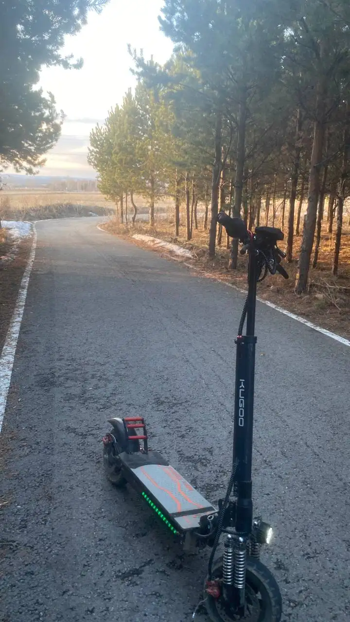 Продам электросамокат 600Вт, пробег 1800 км, аккумулятор 30-35 км - Электросамокаты (Электроника) в Магнитогорск