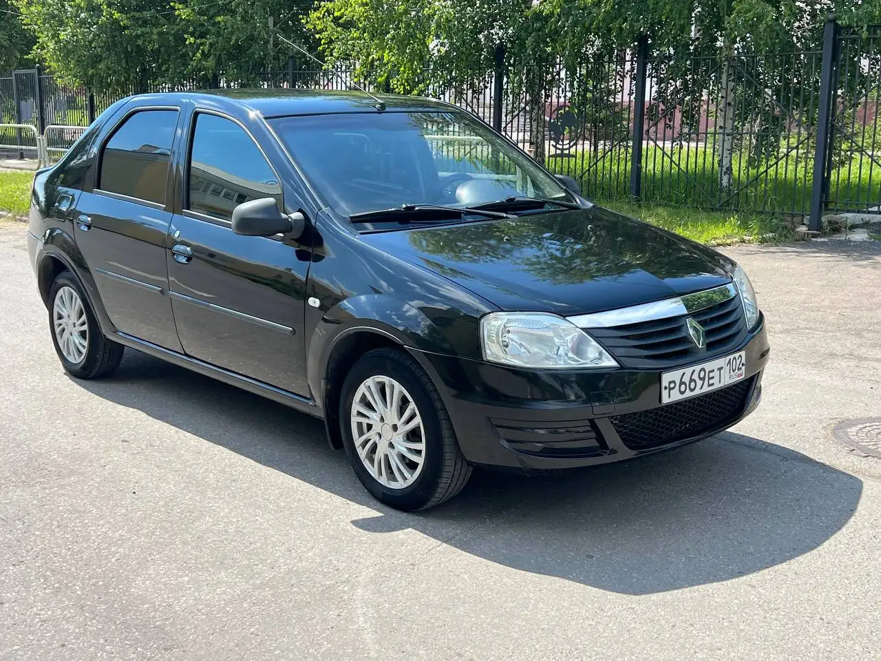 Renault Logan 2013, 1.6 механика - Легковые автомобили (Авто) в Магнитогорск