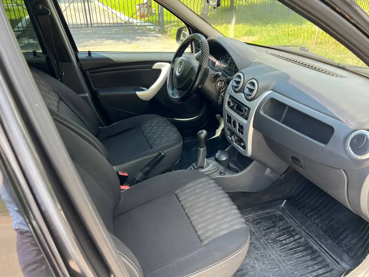Renault Logan 2013, 1.6 механика - Легковые автомобили (Авто) в Магнитогорск