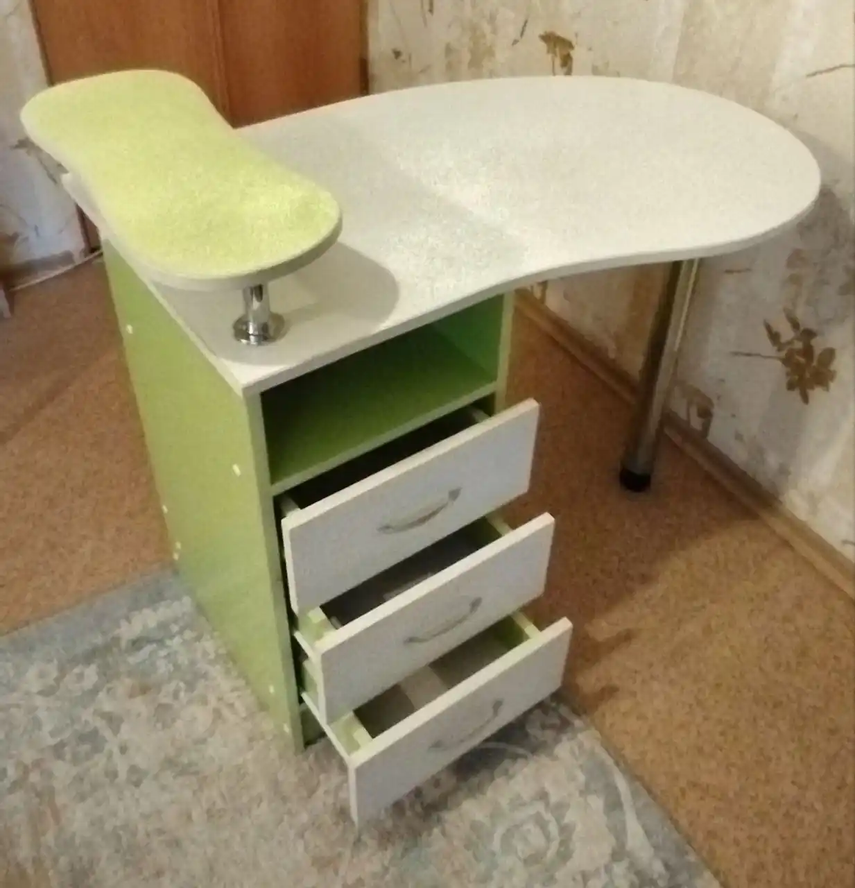 Столик для маникюра