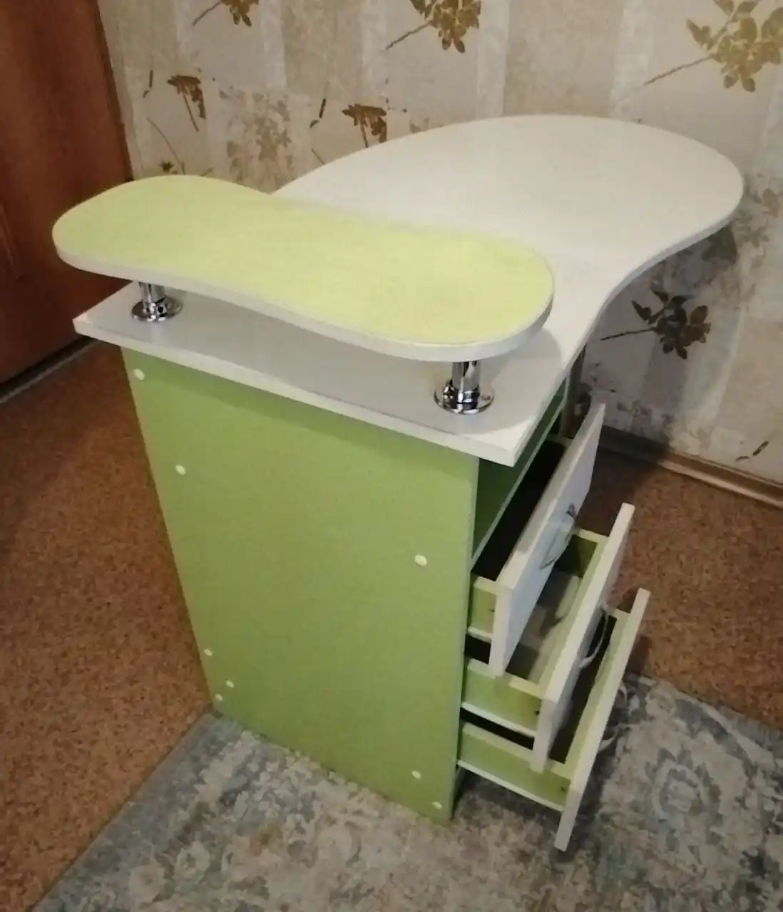 Столик для маникюра