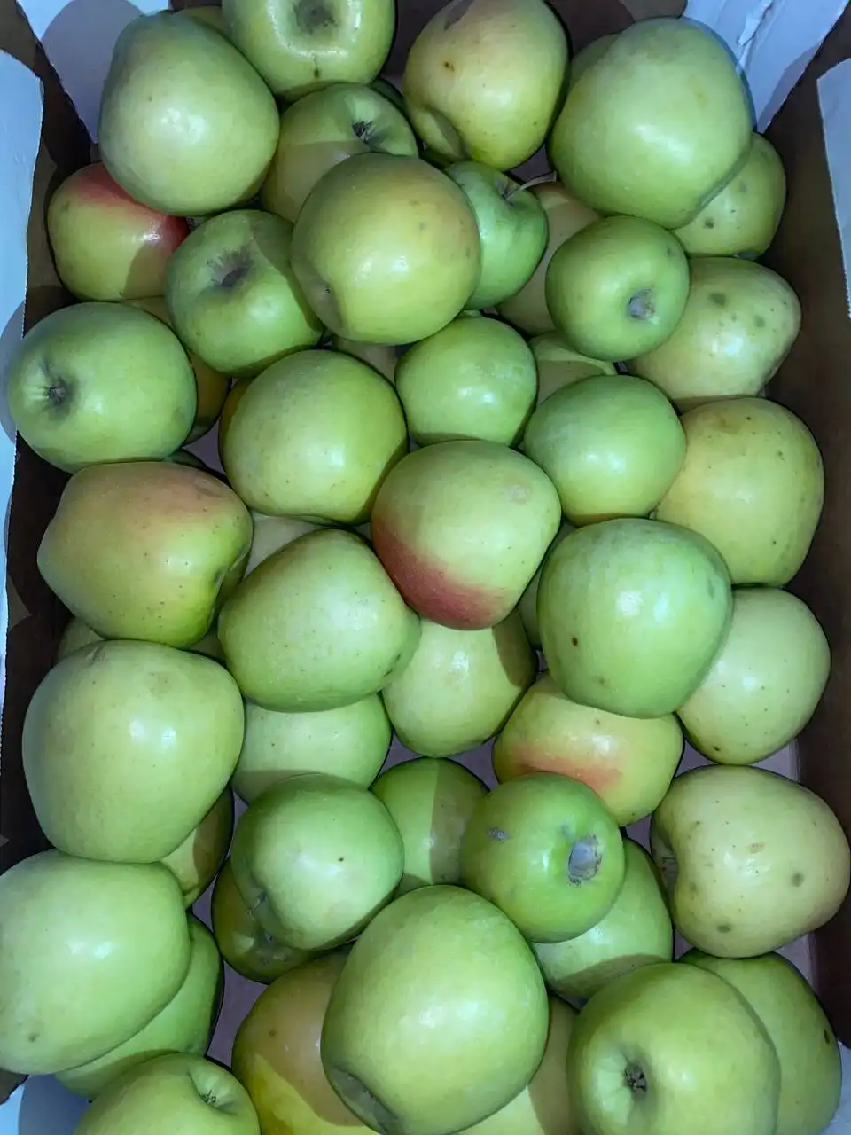 Свежие яблоки Голден