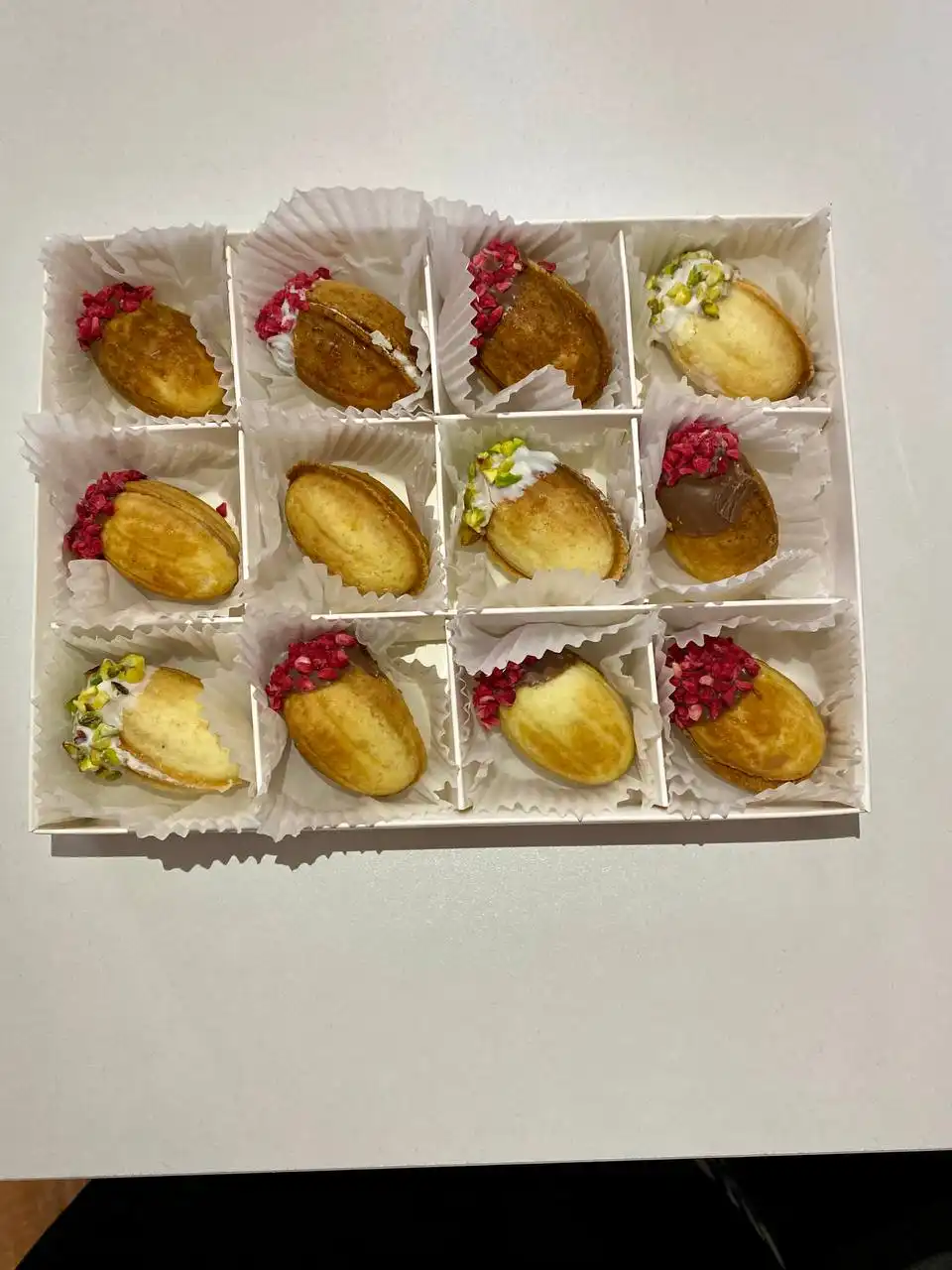 Коробочки орешков Рафаэлло и шоколад с фисташкой