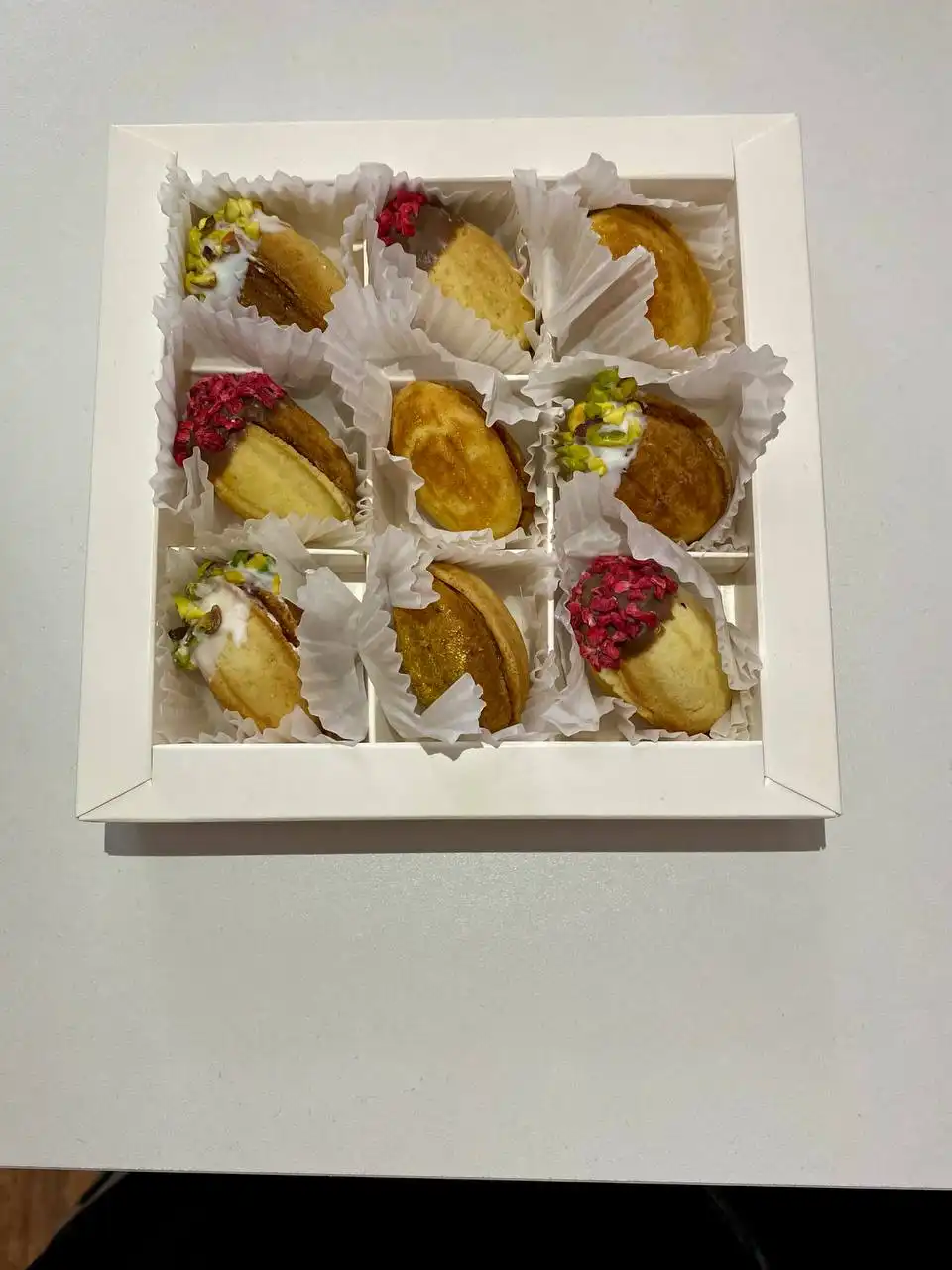 Коробочки орешков Рафаэлло и шоколад с фисташкой