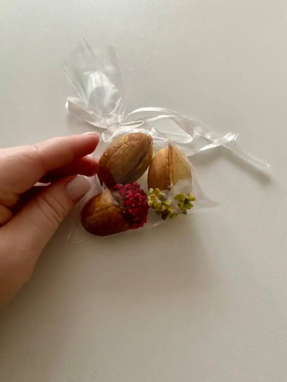 Коробочки орешков Рафаэлло и шоколад с фисташкой