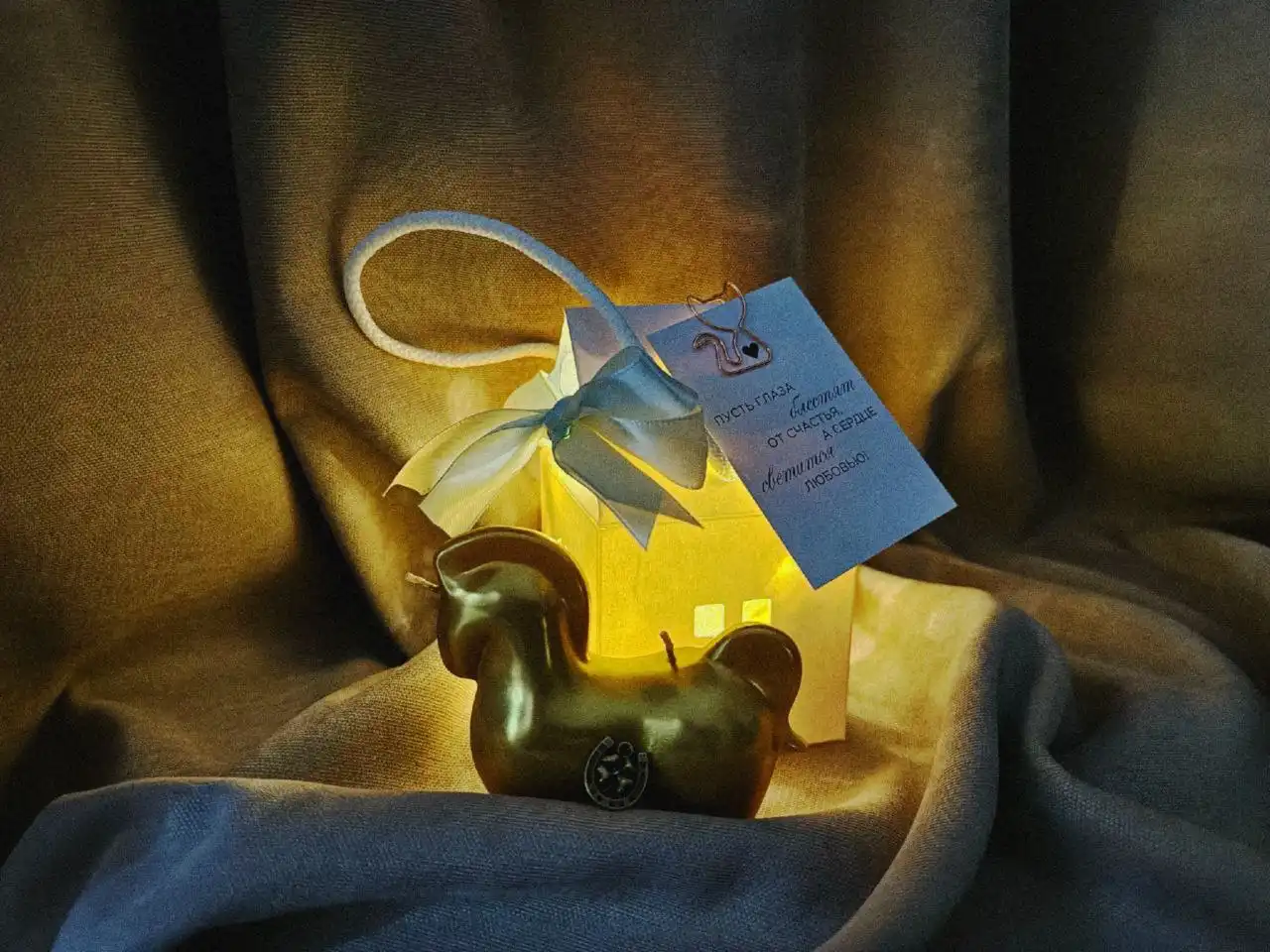 Новогодняя свеча-лошадка с подковкой талисманом