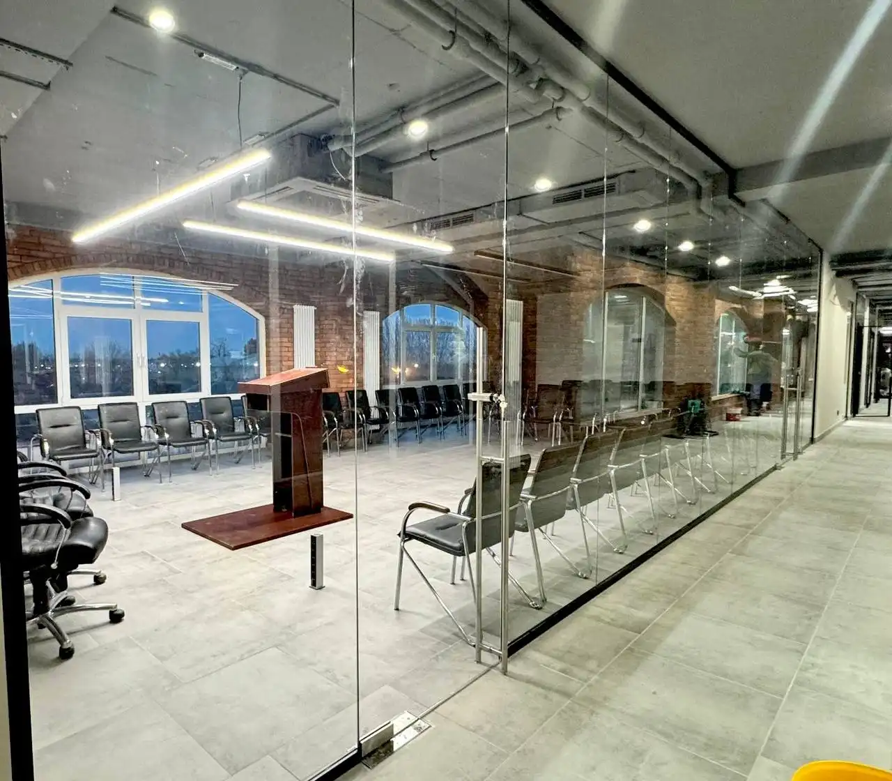 Стеклянные перегородки и ограждения на заказ