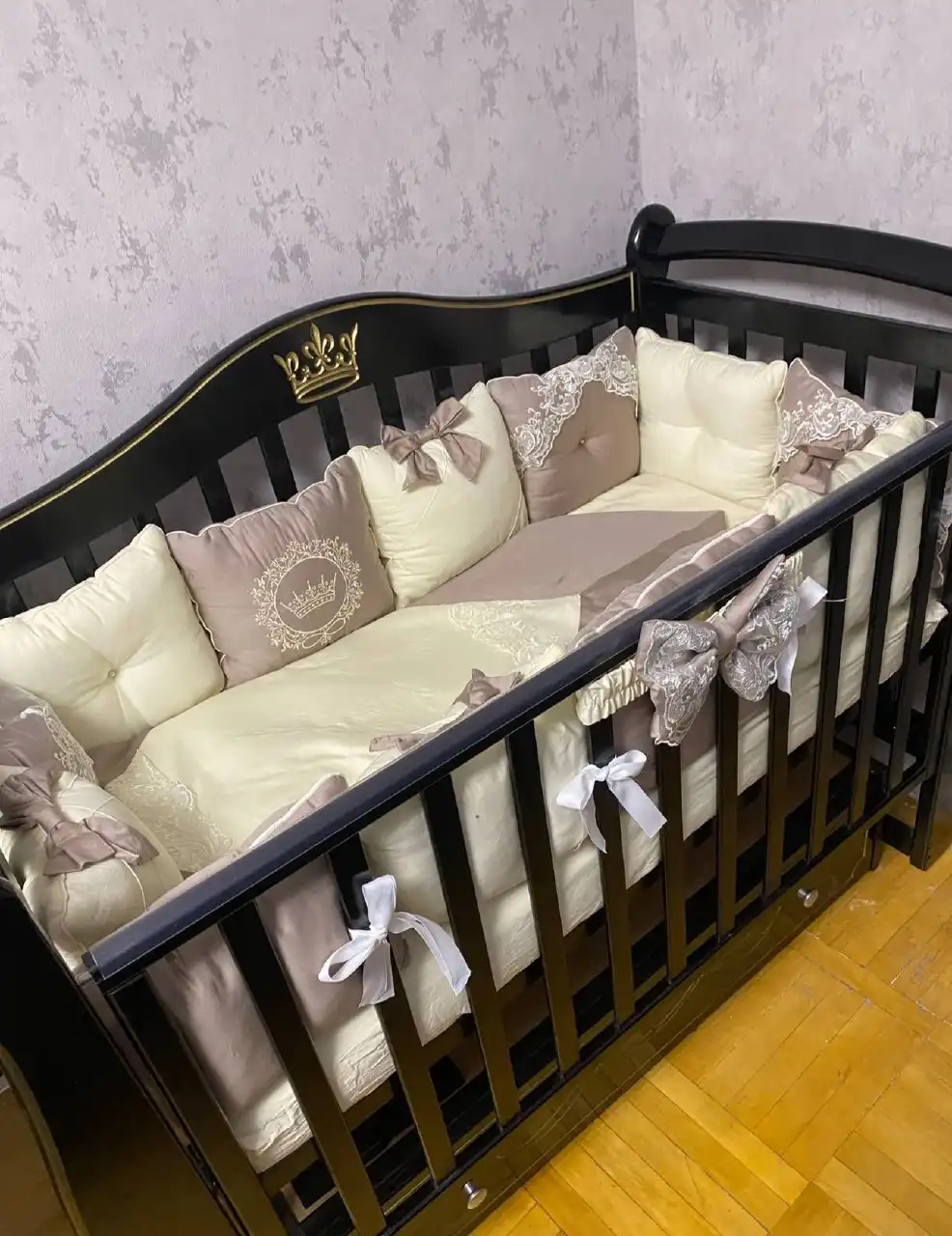 Детская кроватка с маятником и ящиком