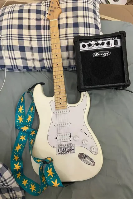 Продажа электрогитары Fabio ST200 WH с комбоусилителем Leem S10G - Хобби и отдых в Краснодар