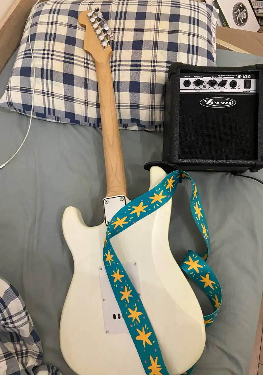 Продажа электрогитары Fabio ST200 WH с комбоусилителем Leem S10G