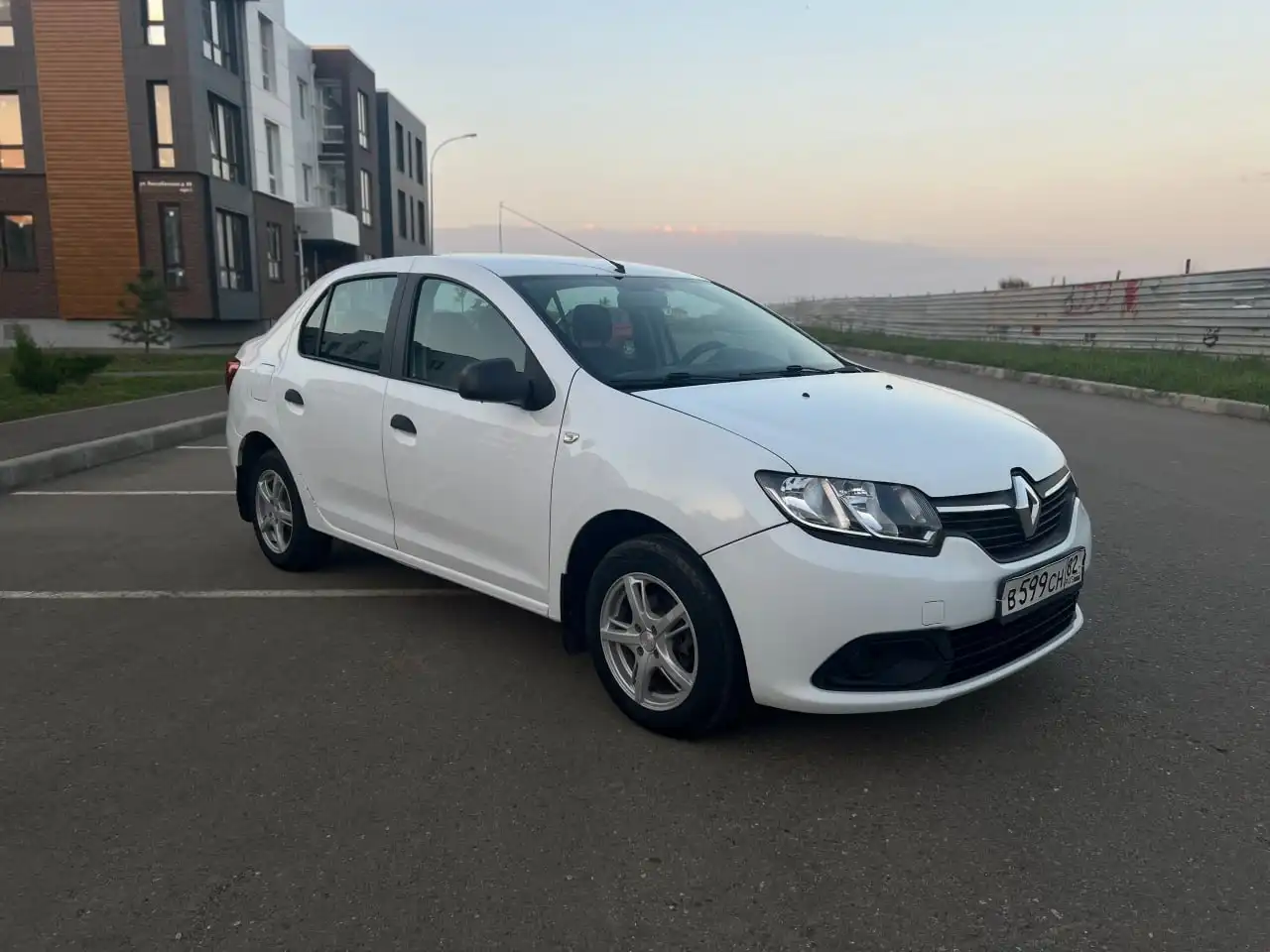 Продажа автомобиля Renault Logan II 2015 года