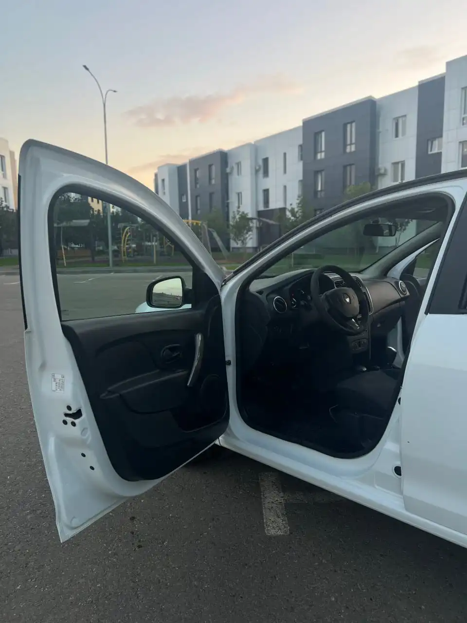 Продажа автомобиля Renault Logan II 2015 года