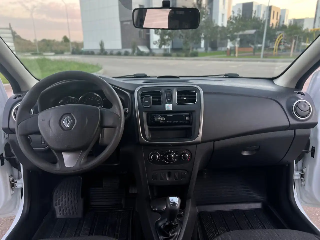 Продажа автомобиля Renault Logan II 2015 года