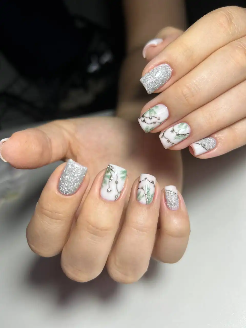 Маникюр и наращивание ногтей перед Новым годом