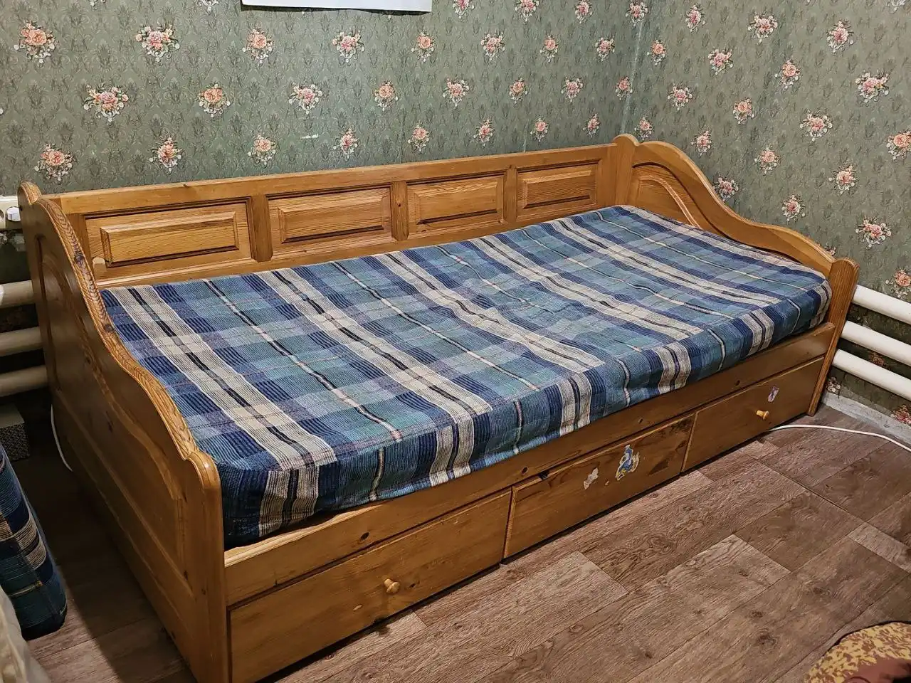 Продам деревянную кровать 205x95 см