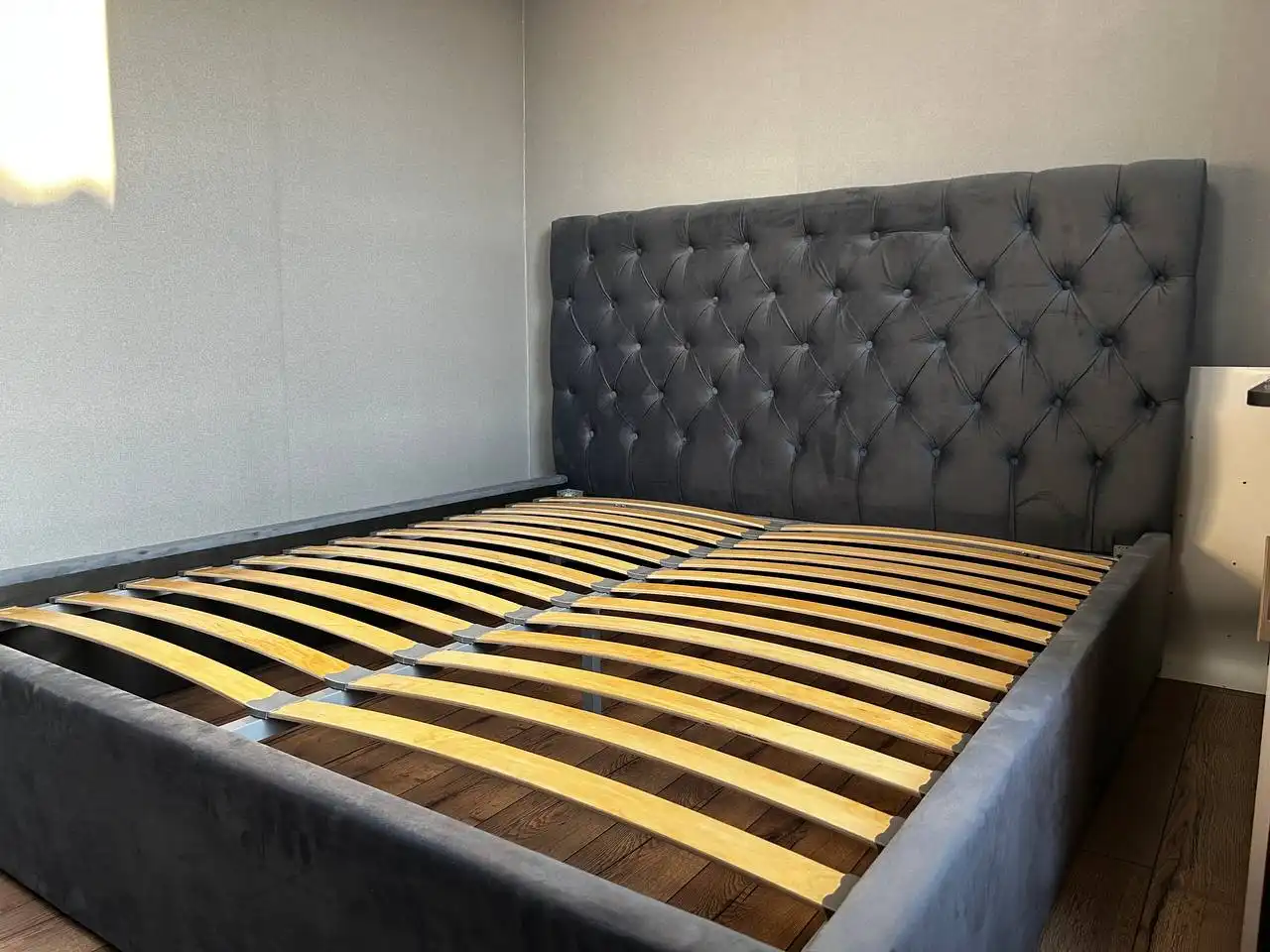 Продажа новой двуспальной кровати 180х200 см с мягким изголовьем - Мебель (Для дома и дачи) в Краснодар