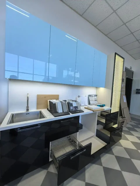 Продаётся выставочный образец кухни - Холодильники в Краснодар