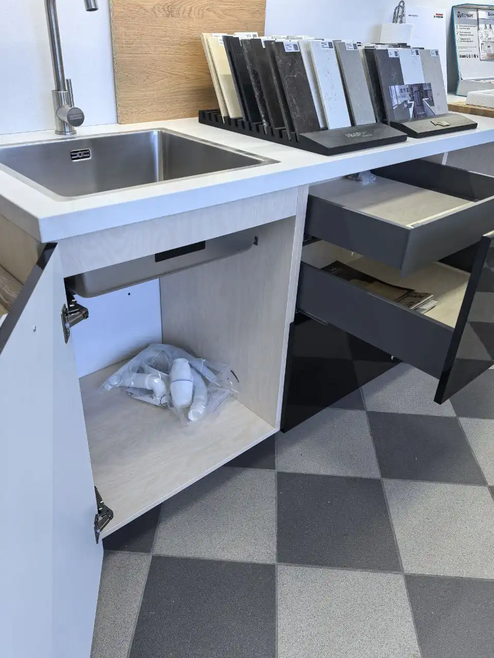 Продаётся выставочный образец кухни - Кухни (Для дома и дачи) в Краснодар