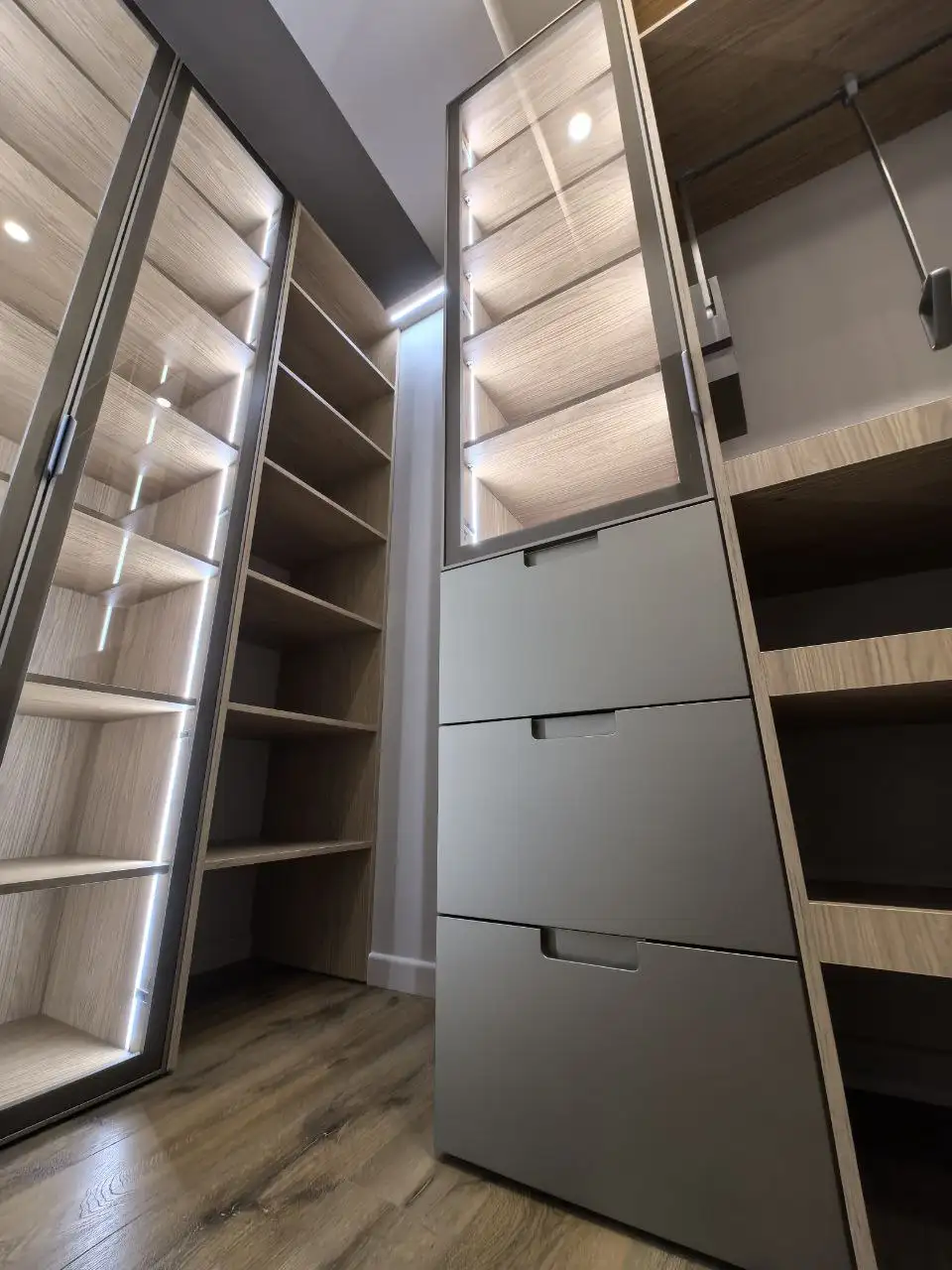 Стильные современные гардеробные на заказ - Дизайн и производство мебели (Услуги) в Краснодар