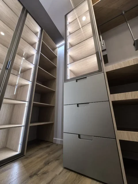 Стильные современные гардеробные на заказ - Ремонт и перетяжка мебели в Краснодар