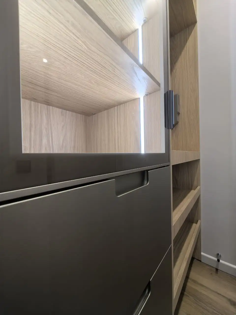 Стильные современные гардеробные на заказ - Дизайн и производство мебели (Услуги) в Краснодар