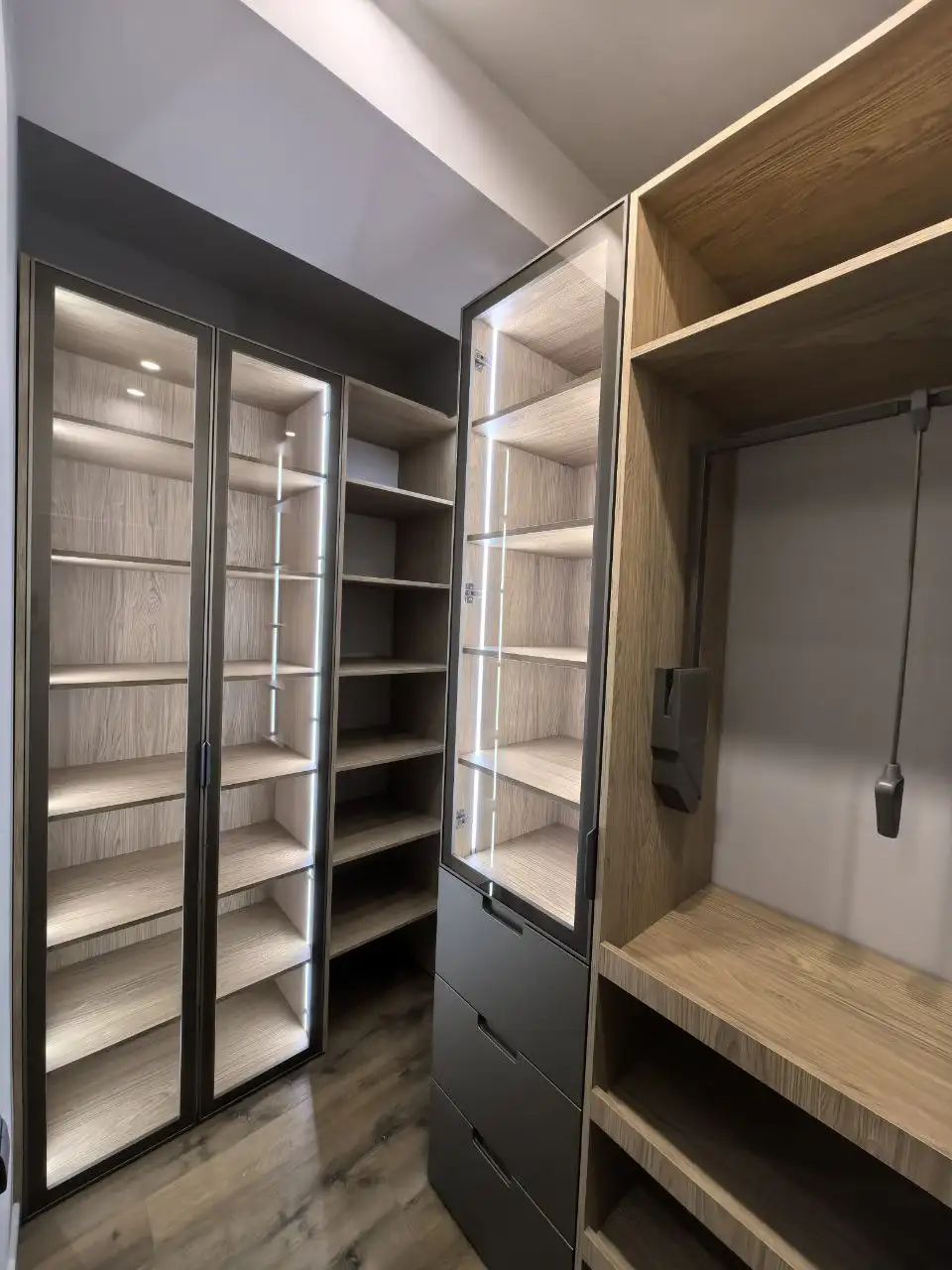 Стильные современные гардеробные на заказ - Дизайн и производство мебели (Услуги) в Краснодар