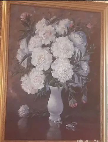 Картина «белые пионы» маслом в резной деревянной раме - Театр в Краснодар